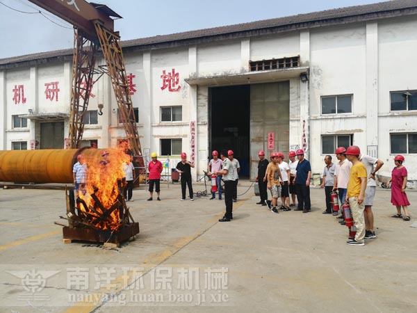 教官講解（jiě）幹粉滅火器使用方法