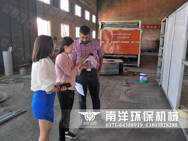 外商（shāng）參（cān）觀網帶烘幹機製造車間