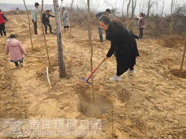 800av凹凸视频在线观看環保義務植樹活動現場