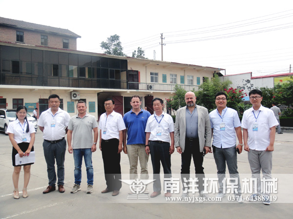 與客商合影留念