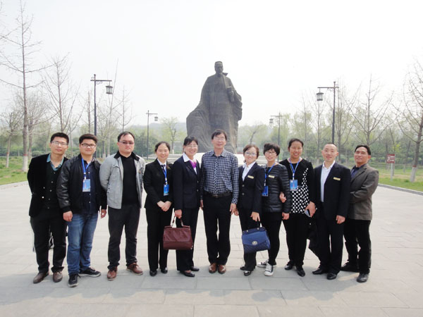 公司（sī）人員合影