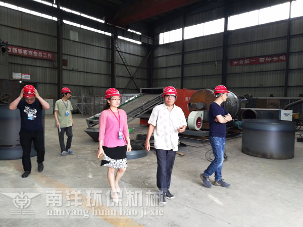 越南（nán）客商在廠區考察